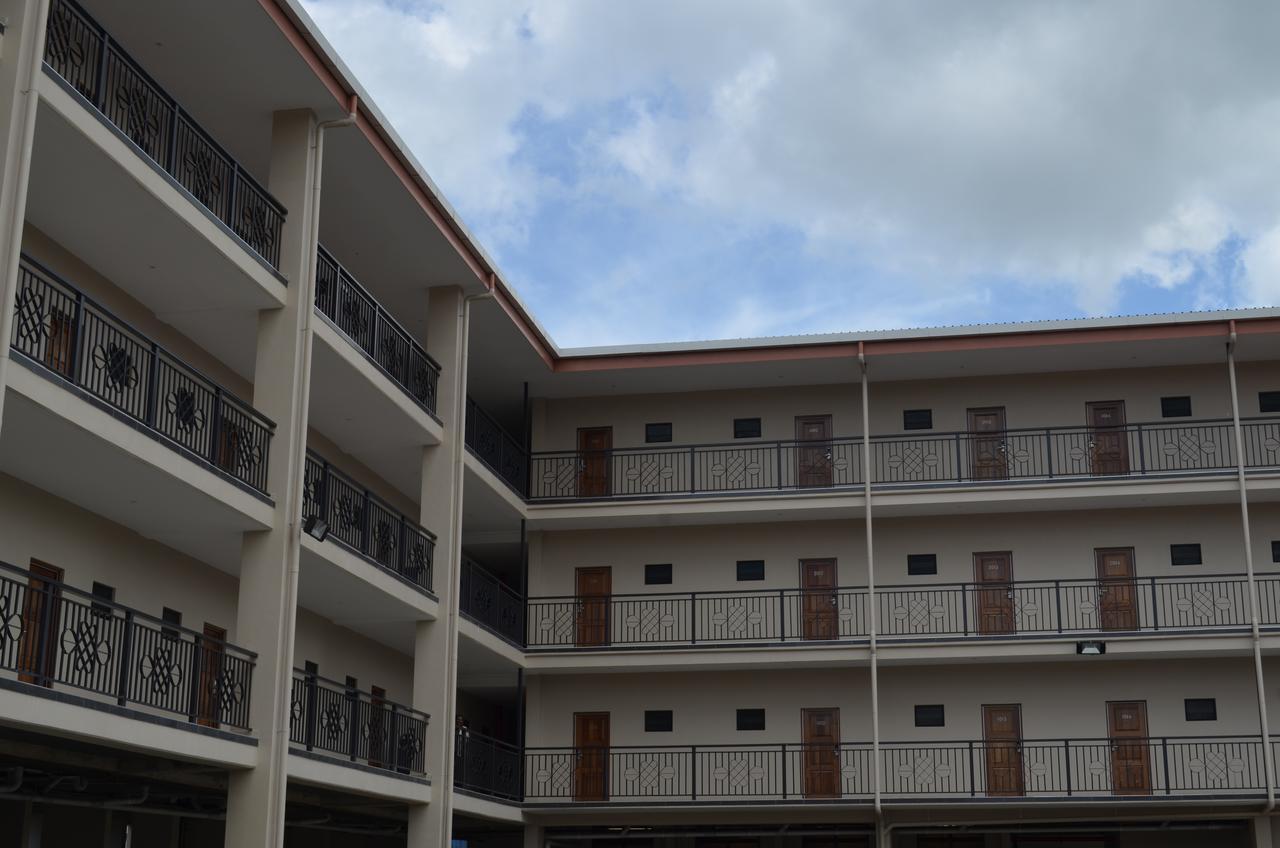 Paddy'S Hotel & Apartments بورت مورسبي المظهر الخارجي الصورة