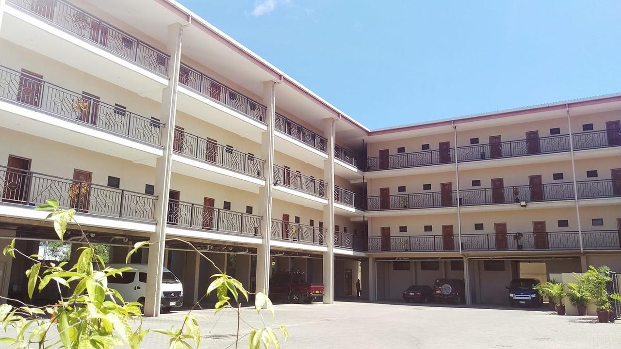 Paddy'S Hotel & Apartments بورت مورسبي المظهر الخارجي الصورة