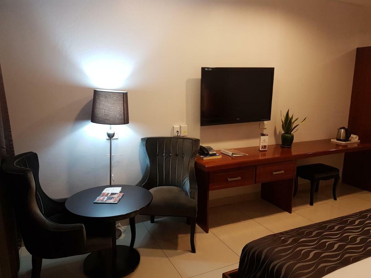 Paddy'S Hotel & Apartments بورت مورسبي المظهر الخارجي الصورة